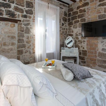 Seafront Apartment In Historical Cippico Castle Kaštela Екстериор снимка