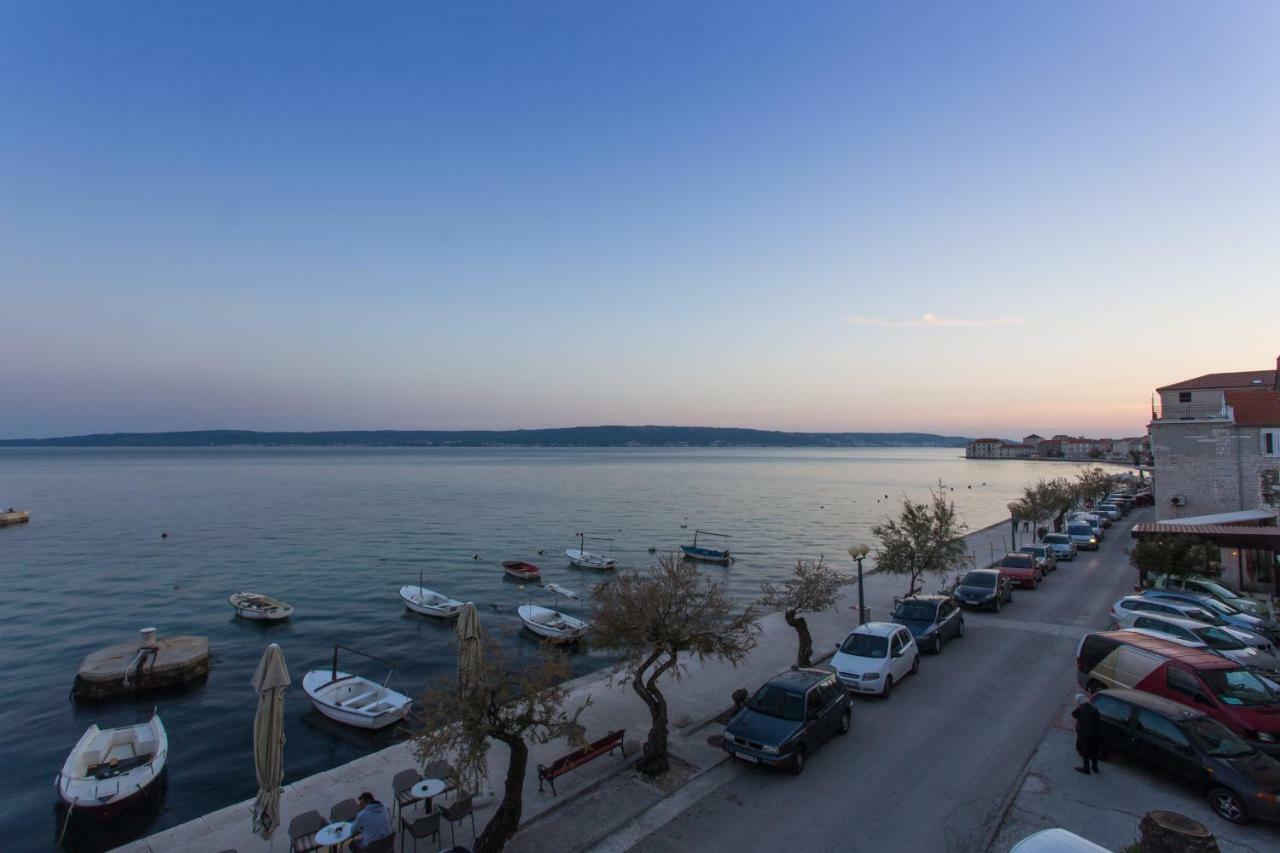 Seafront Apartment In Historical Cippico Castle Kaštela Екстериор снимка