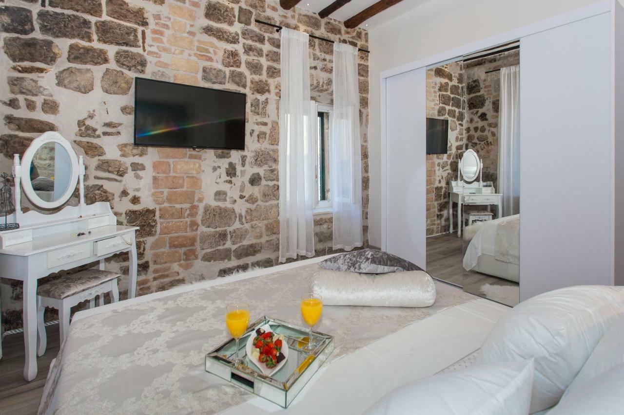 Seafront Apartment In Historical Cippico Castle Kaštela Екстериор снимка