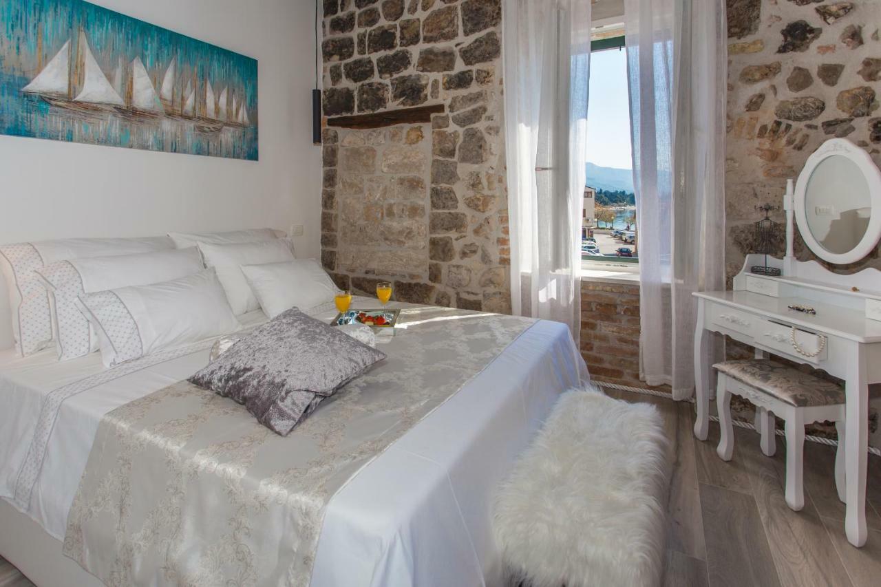 Seafront Apartment In Historical Cippico Castle Kaštela Екстериор снимка