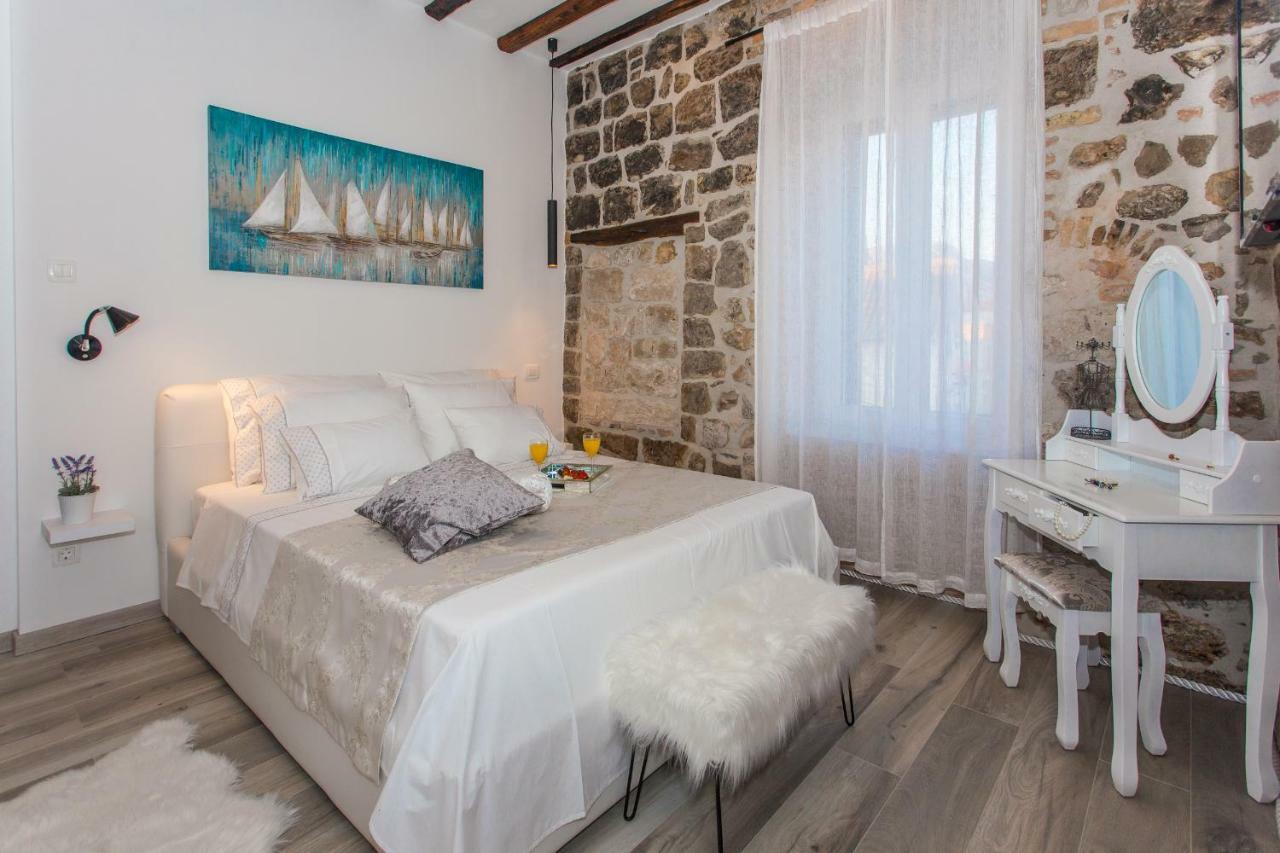 Seafront Apartment In Historical Cippico Castle Kaštela Екстериор снимка