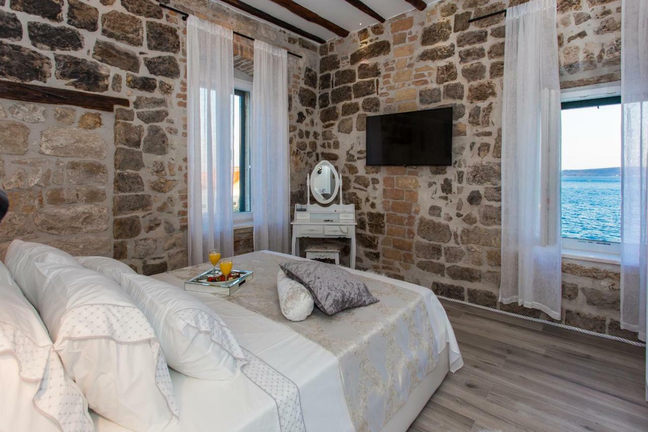 Seafront Apartment In Historical Cippico Castle Kaštela Екстериор снимка