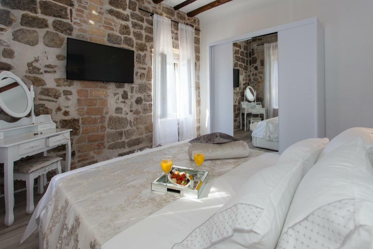 Seafront Apartment In Historical Cippico Castle Kaštela Екстериор снимка