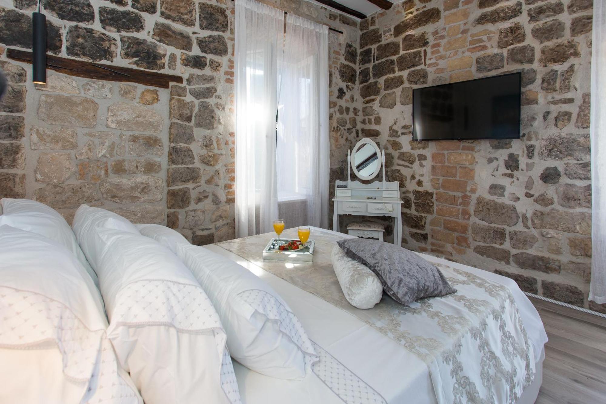 Seafront Apartment In Historical Cippico Castle Kaštela Екстериор снимка