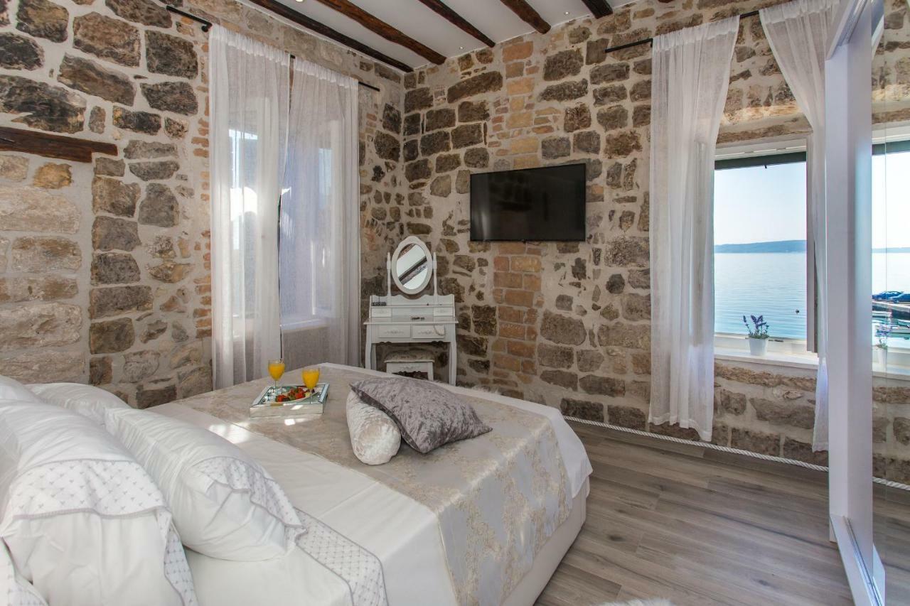 Seafront Apartment In Historical Cippico Castle Kaštela Екстериор снимка