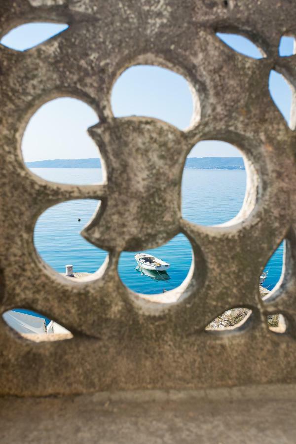 Seafront Apartment In Historical Cippico Castle Kaštela Екстериор снимка