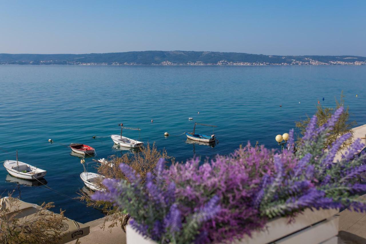 Seafront Apartment In Historical Cippico Castle Kaštela Екстериор снимка