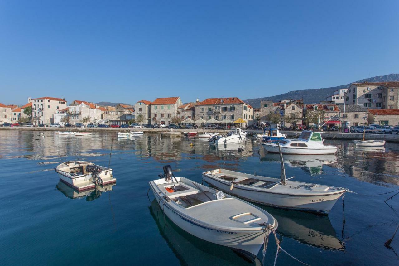 Seafront Apartment In Historical Cippico Castle Kaštela Екстериор снимка