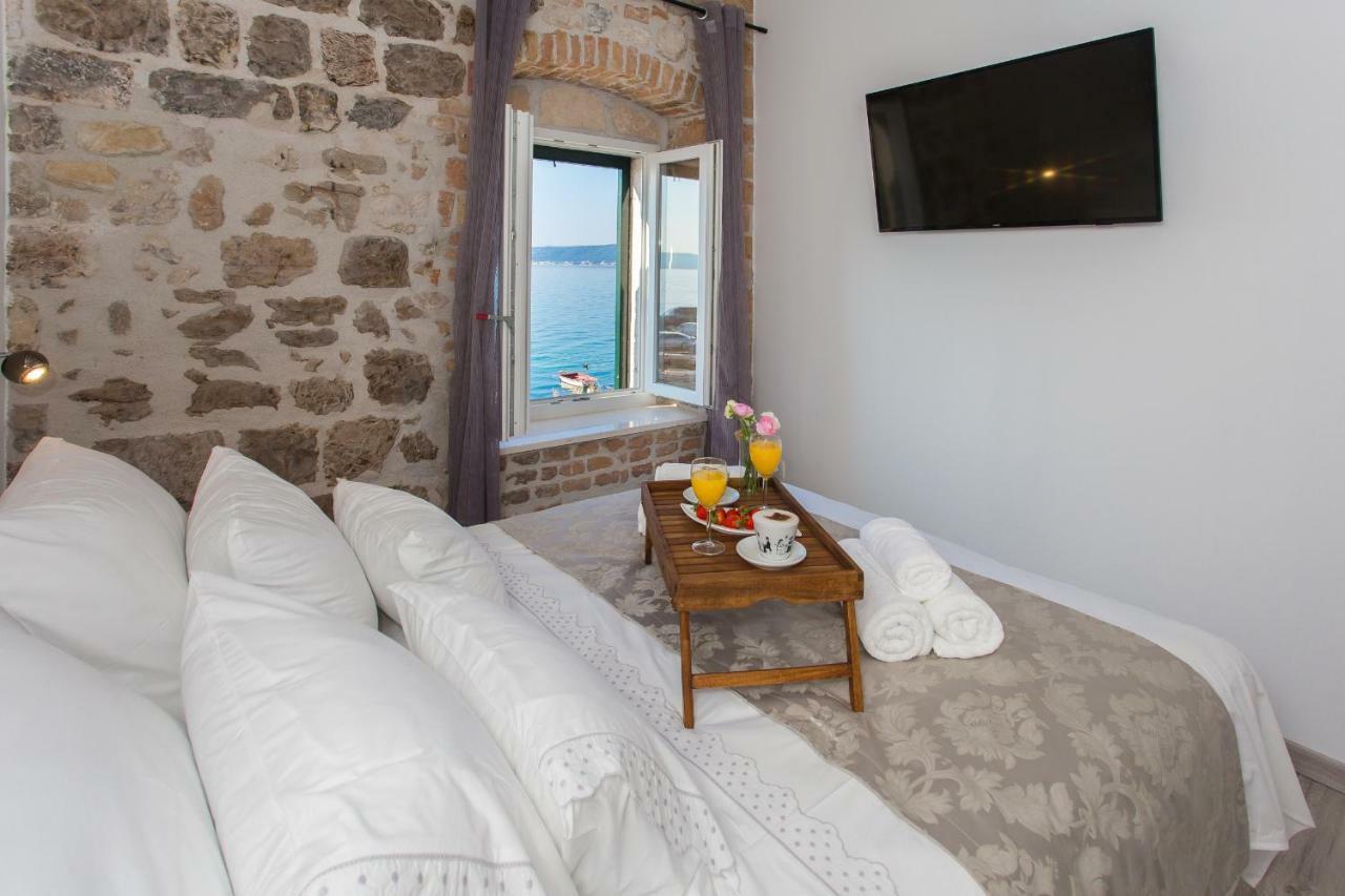 Seafront Apartment In Historical Cippico Castle Kaštela Екстериор снимка