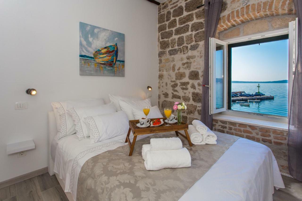 Seafront Apartment In Historical Cippico Castle Kaštela Екстериор снимка