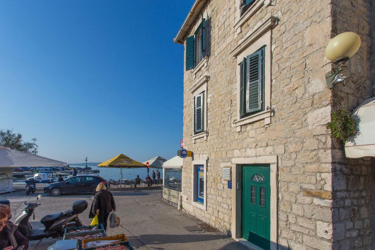 Seafront Apartment In Historical Cippico Castle Kaštela Екстериор снимка